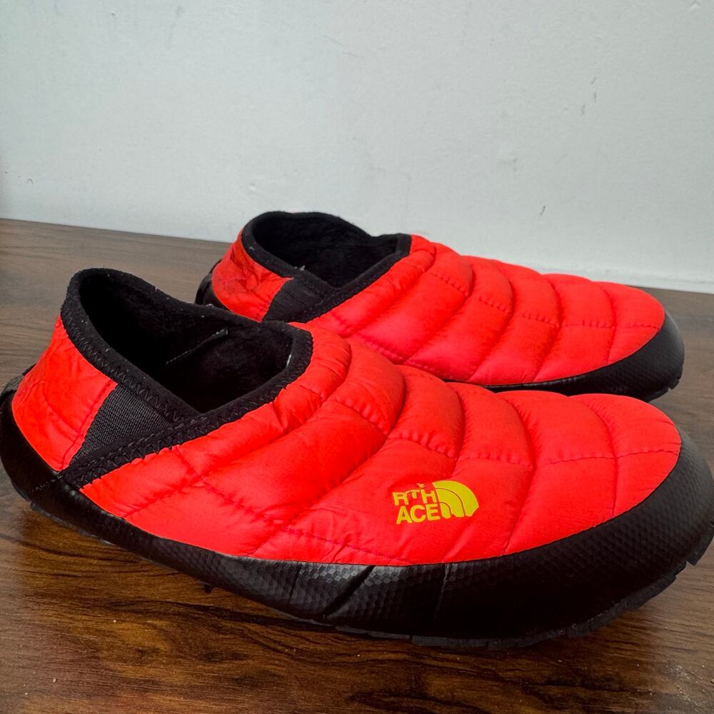 The North Face Slippers women’s Size‎ 7 Red Black Thermoball Traction Slip On